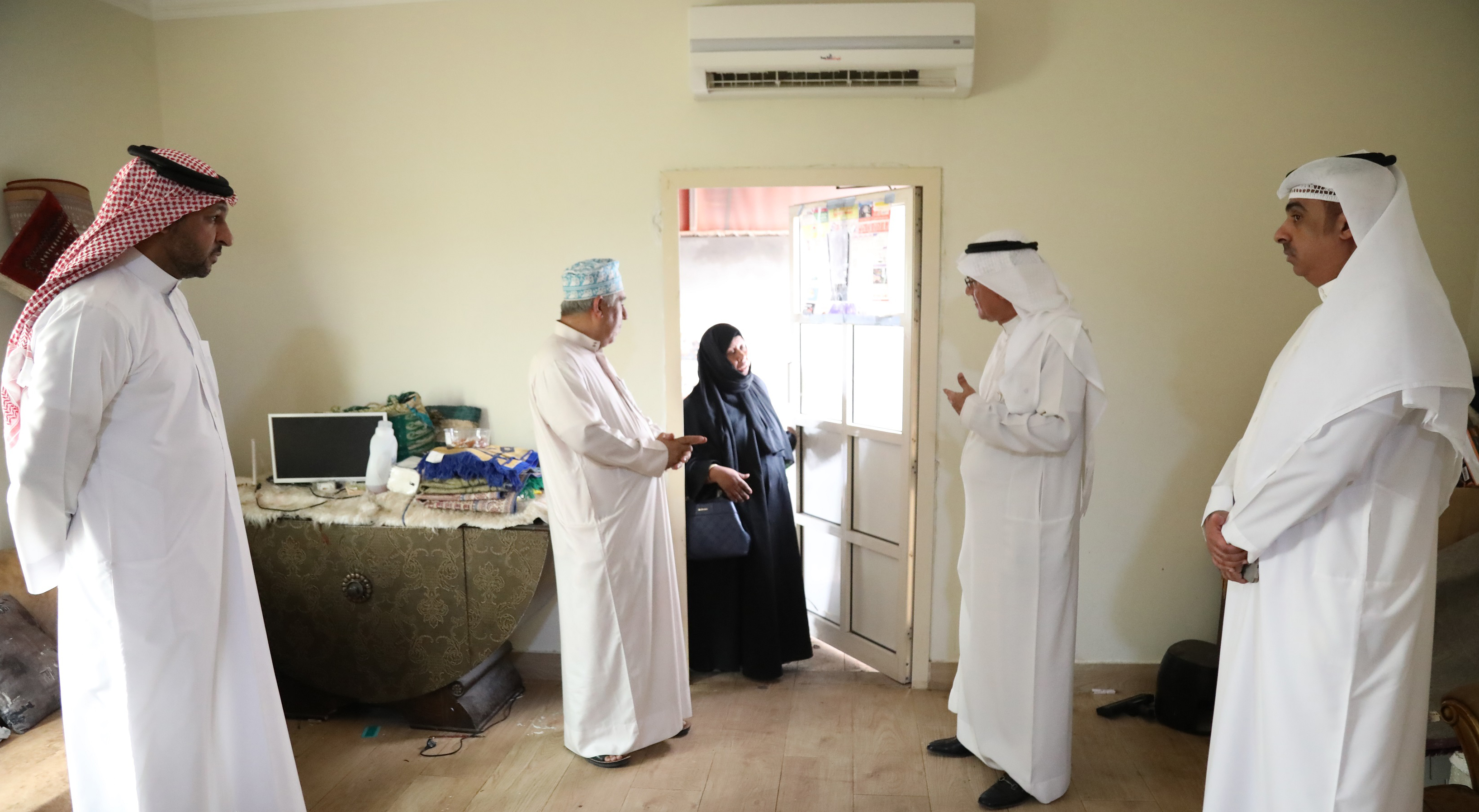 محافظ الشمالية يتفقد منزلًا متضررًا جراء حريق في منطقة الجنبية<